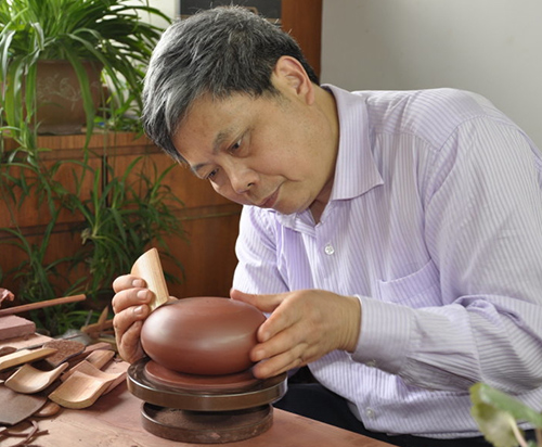 曹亚麟大师在工作室制壶 曹亚麟大师在工作室制壶
