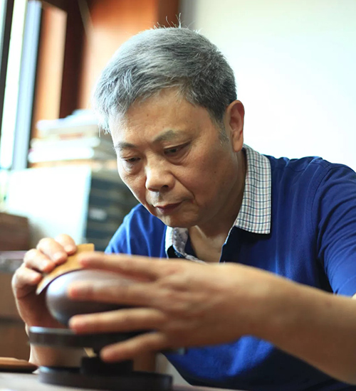 曹亚麟大师在制作紫砂壶 曹亚麟大师在制作紫砂壶