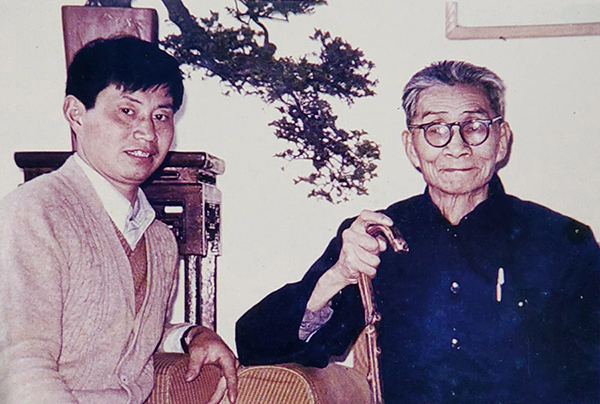 范洪泉与师父朱可心合影图