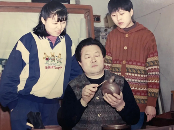 何道洪大师指导女儿何燕萍与何叶制壶 何道洪大师指导女儿何燕萍与何叶制壶