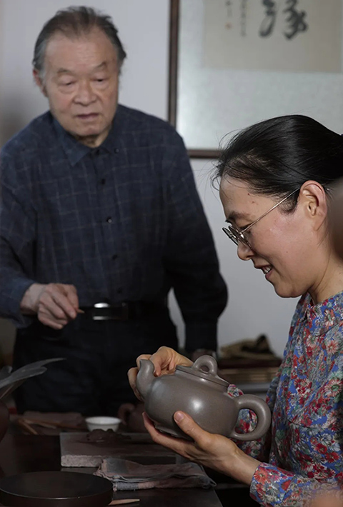 国大师何道洪传授女儿何叶制壶 国大师何道洪传授女儿何叶制壶
