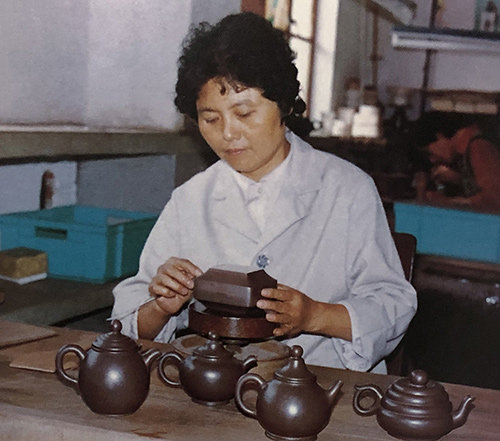 李碧芳制作紫砂壶 李碧芳制作紫砂壶
