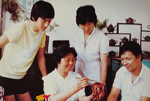 李碧芳传授弟子壶艺 李碧芳传授弟子壶艺