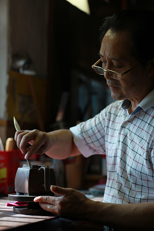 邵顺生在创作紫砂壶 邵顺生在创作紫砂壶