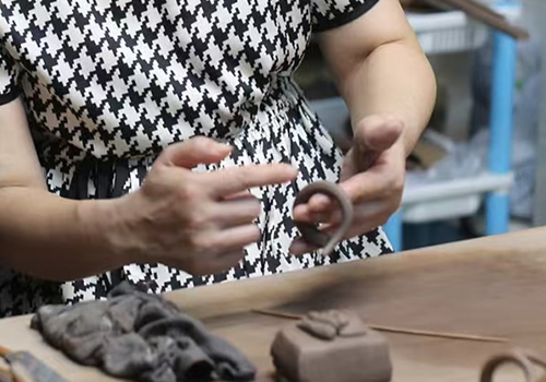 姚志泉制作紫砂壶把 姚志泉制作紫砂壶把