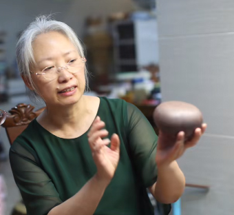 姚志泉在工作室制作紫砂壶 姚志泉在工作室制作紫砂壶