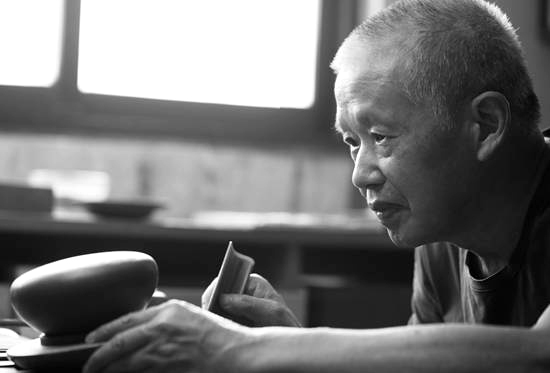 赵江华在制作紫砂壶