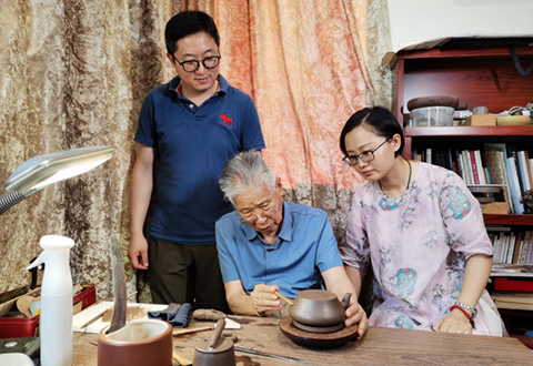徐汉棠大师指点鲍骧和徐曲壶艺