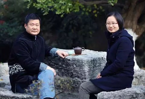 徐曲和父亲徐达明赏壶