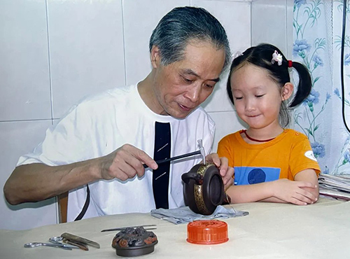 鲍璟五岁时看爷爷鲍仲梅做紫砂镶嵌