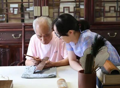 鲍璟十九岁跟爷爷鲍仲梅学紫砂陶刻