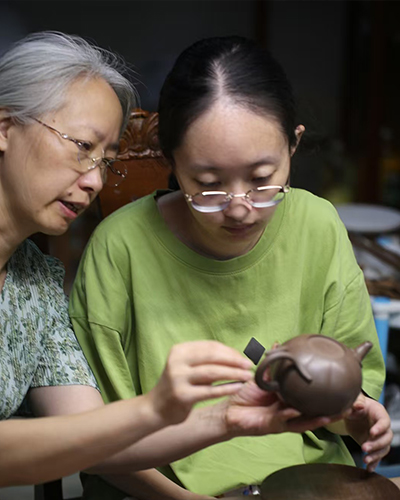 鲍璟跟母亲姚志泉学制壶