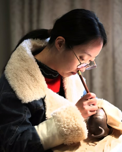 鲍璟在进行紫砂壶刻绘