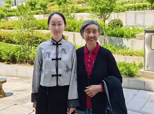 鲍璟和中国工艺美术大师周桂珍合影