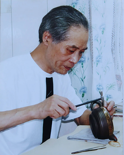 鲍仲梅在做紫砂金银丝镶嵌