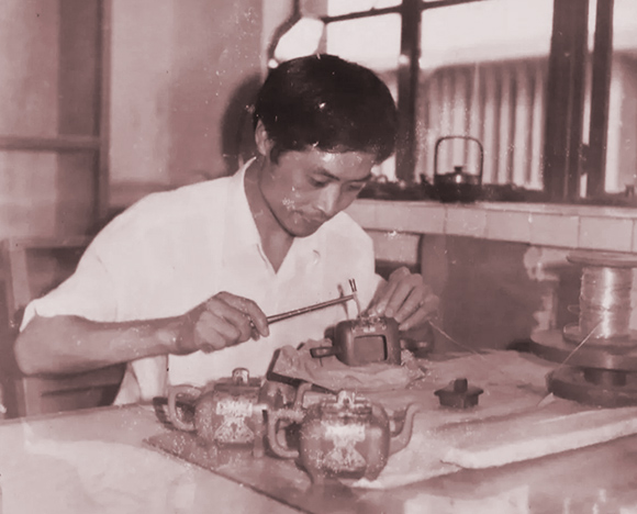 青年鲍仲梅钻研紫砂壶镶嵌