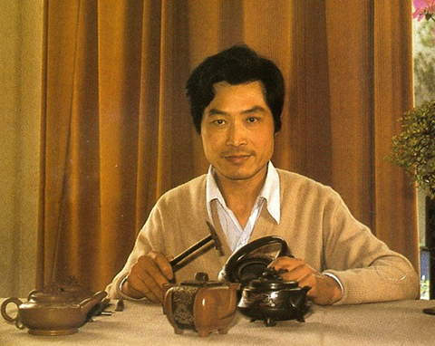 鲍仲梅钻研紫砂金银丝镶嵌工艺