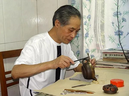 鲍仲梅大师在做紫砂壶镶嵌