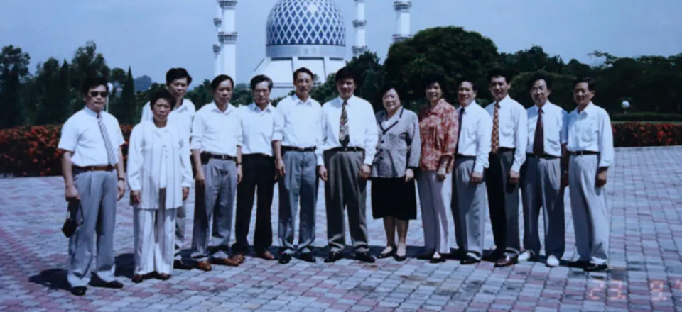 鲍仲梅在马来西亚紫砂精品展与鲍志强、汪寅仙、谢曼伦、张红华、谭泉海等合影