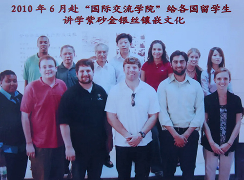 鲍仲梅大师赴国际交流学院给各国留学生们讲学