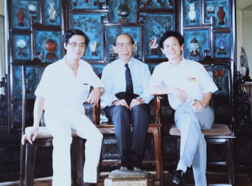 鲍仲梅大师与收藏家罗桂祥、国大师徐秀棠合影