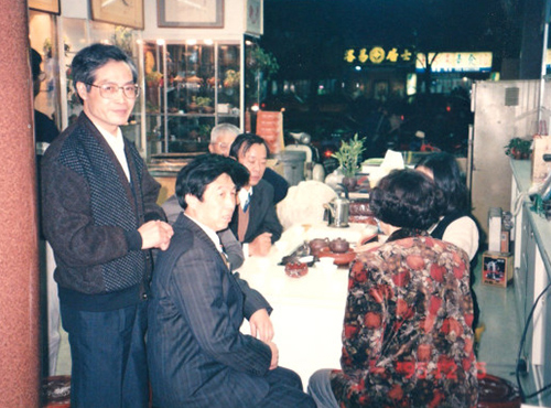 鲍仲梅大师和顾绍培、潘持平、周桂珍等合影