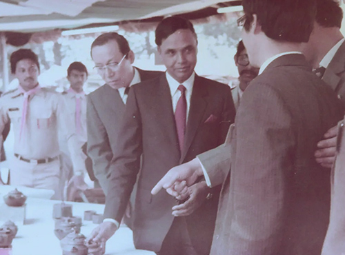 鲍仲梅在亚太地区手工艺研讨会和壶友交流紫砂艺术