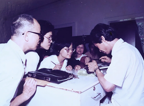 鲍仲梅在演示紫砂金银镶嵌工艺