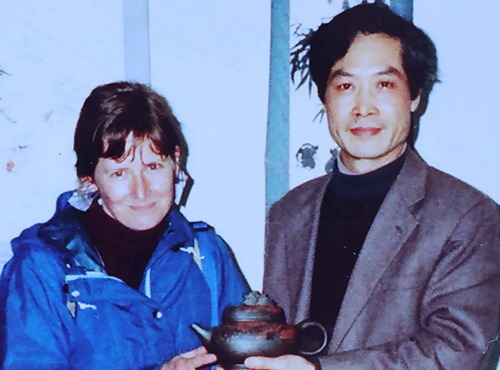 鲍仲梅和来访的美国哈大教授珍.安娜合影