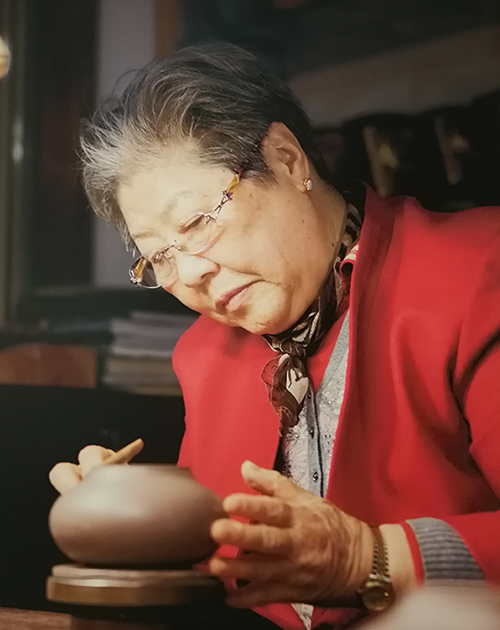 曹婉芬在制作紫砂壶