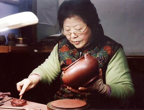 曹婉芬在制作紫砂壶