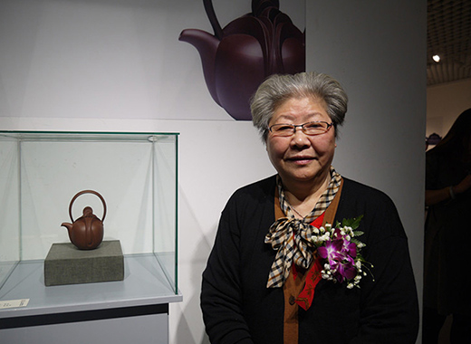 曹婉芬在紫砂艺术展