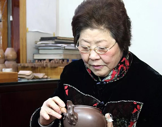 曹婉芬在工作室制壶