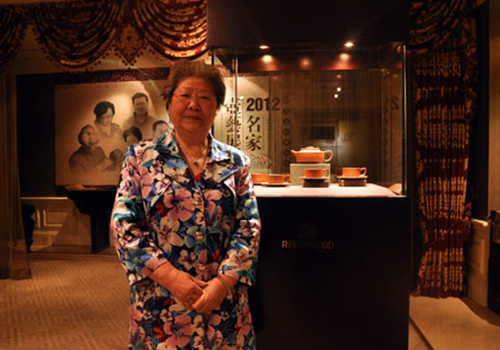 曹婉芬大师在紫玉金砂万相春名家壶艺展