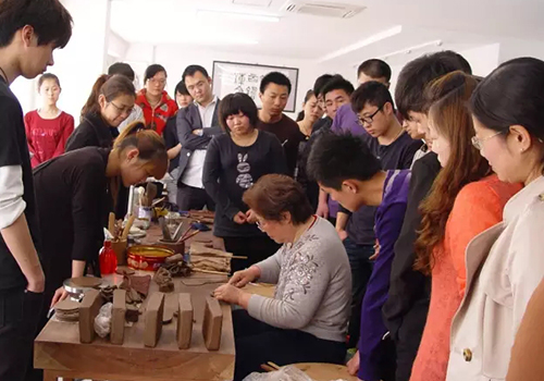 曹婉芬大师给学生们演示制作紫砂壶