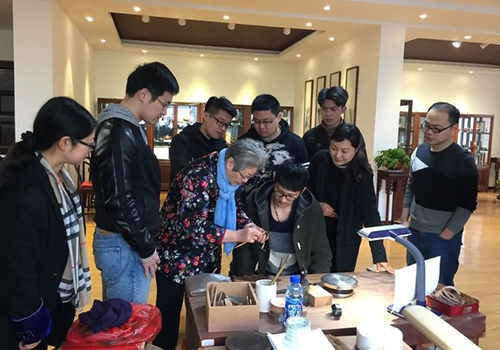 曹婉芬大师给学生们讲解制壶的要点