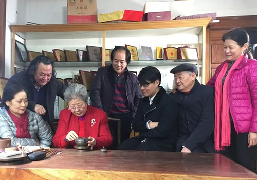 曹婉芬大师给家人们演示制作紫砂壶
