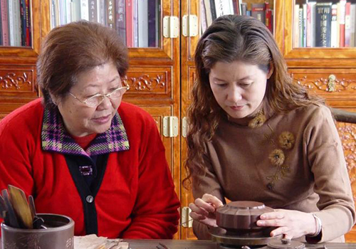 曹婉芬大师指点女儿范建华壶艺