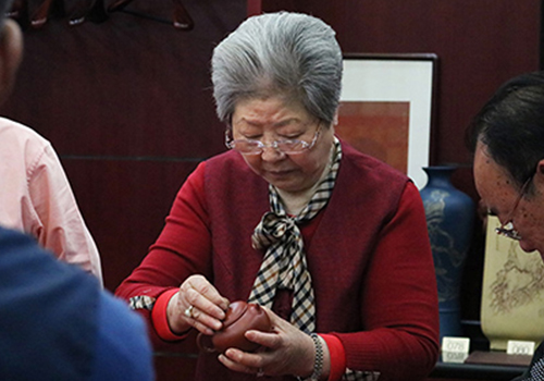 曹婉芬大师担任紫砂制壶大赛评委