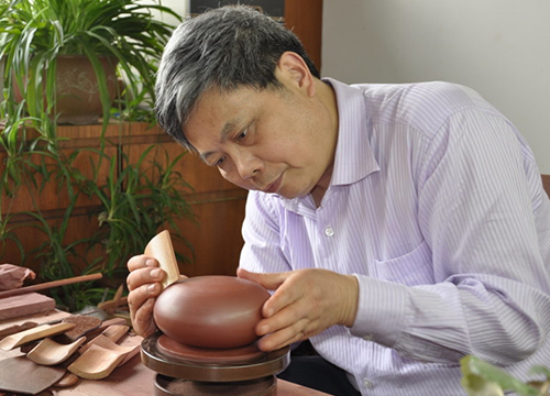 曹亚麟大师在制作紫砂壶