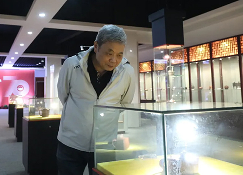 曹亚麟在紫砂工艺厂建厂70周年庆典观看作品