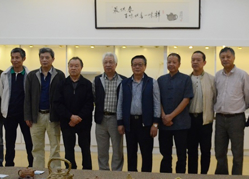曹亚麟在“最供春”活动与何道洪、顾绍培、鲍志强、陈国良、吴鸣等大师合影
