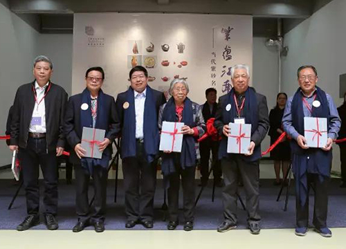 曹亚麟在“紫蕴江南”紫砂作品展与汪寅仙、鲍志强、顾绍培、毛国强等大师合影