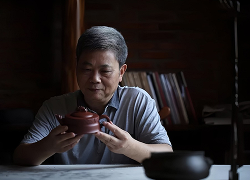曹亚麟大师欣赏自己的作品