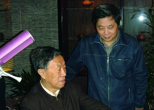 曹亚麟大师与著名作家王蒙讨论紫砂艺术