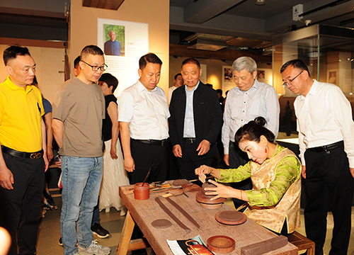 曹亚麟大师在宜兴紫砂作品展观看名家制壶