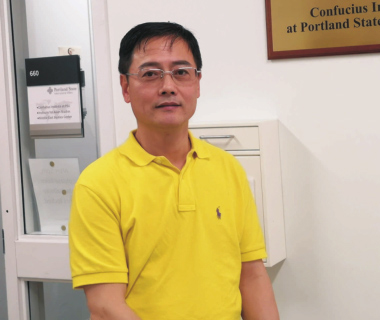 陈岩在孔子学院做宜兴紫砂陶学术交流