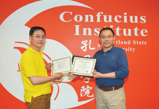 美国波特兰市大学孔子学院因陈岩在紫砂和茶文化的贡献颁发荣誉证书