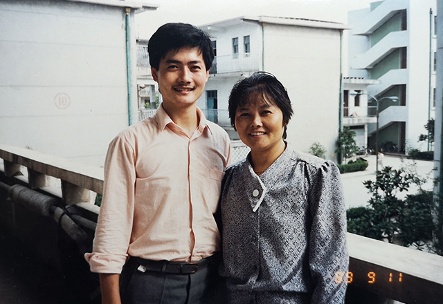 陈岩和母亲李碧芳合影