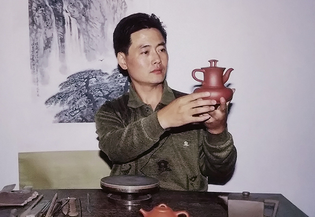 陈岩在钻研紫砂壶制作技艺